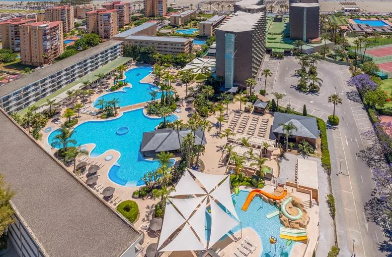 Luchtfoto van Hotel Sol Principe en het zwembadcomplex