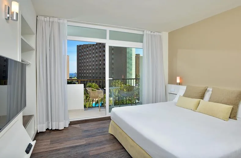 Moderne hotelkamer met balkon