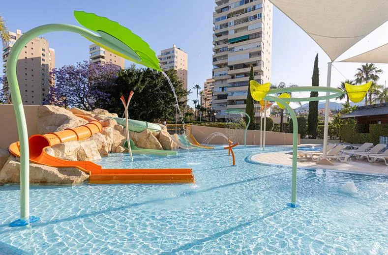 Splashgedeelte met kinderglijbanen
